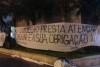 Torcida organizada faz protesto com caixo no Parque So Jorge contra aprovao de contas