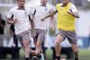 Corinthians trabalha setor ofensivo e bolas paradas em penltimo treino antes de jogo com gua Santa