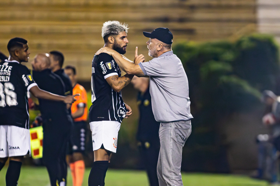 Yuri Alberto e Mano Menezes conversando aps o atacante ter sido xingado pelo treinador