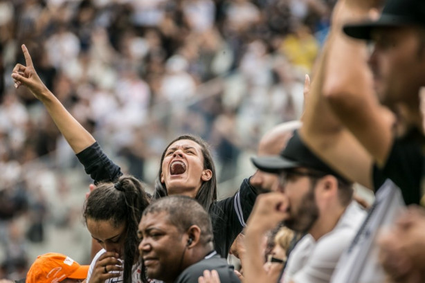 Torcida do Corinthians cantando no estádio