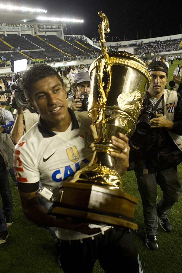Paulinho com a taa do Campeonato Paulista de 2013