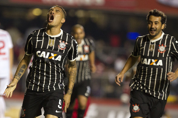 Guerrero e Douglas comemorando o gol do Corinthians