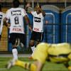 Jogadores comemoram o segundo gol do Corinthians, e segundo do Cachito no Paulista