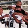 Jogadores do Corinthians comemoram o gol de Liedson