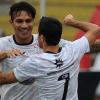Martnez e Guerrero comemoram juntos o gol