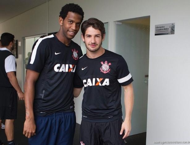 Zagueiro Gil e Pato apareceram no Corinthians nesta quinta-feira