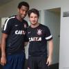Zagueiro Gil e Pato apareceram no Corinthians nesta quinta-feira