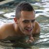 Renato Augusto faz atividade na piscina