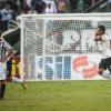 Paulinho comemora o gol no Santos