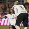 Ibson comemora com Fbio Santos o segundo gol do Corinthians
