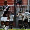 Os jogadores do Corinthians foram abraar o Bruno Csar aps o primeiro gol