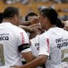 Jogadores parabenizando Roberto Carlos pelo gol olmpico