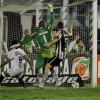 Aps o gol corinthiano, jogadores do Botafogo informam  torcida: Calma, s tomamos 1