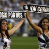 Cheerleaders do Corinthians entram em campo com faixas para animar a Fiel