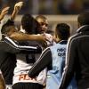 Unio e esprito de equipe: o time inteiro comemora com Adriano no primeiro gol