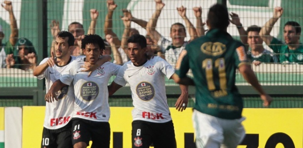 Corinthians fez campanha para empresa estampando sua marca no uniforme