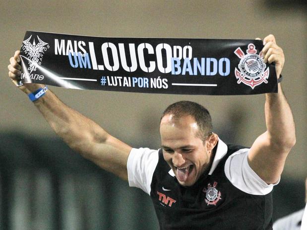 Jnior Cigano dos Santos foi apresentado  torcida corintiana no intervalo do jogo contra o Coriti