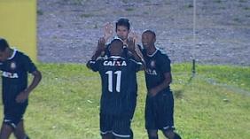Leandro comemora o terceiro gol do Corinthians contra o União São João