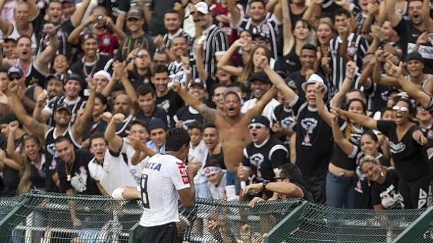 Paulinho comemorando gol com a torcida corintiana