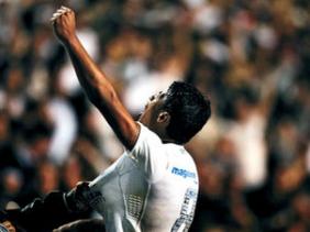 Paulinho  o jogador que mais vende camisas no Brasil