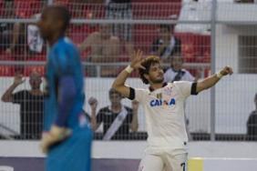 Na última partida, Pato driblou o goleiro e fechou a goleada: 4 a 0 para o Corinthians
