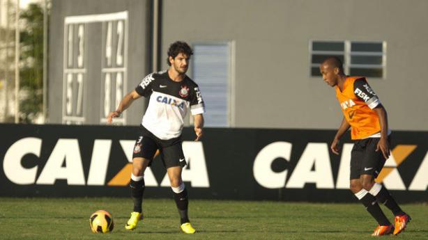 Alexandre Pato treina como titular