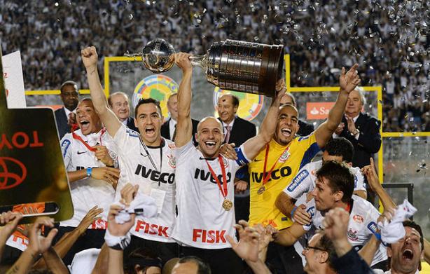 Corinthians erguendo a taa da Libertadores 2012