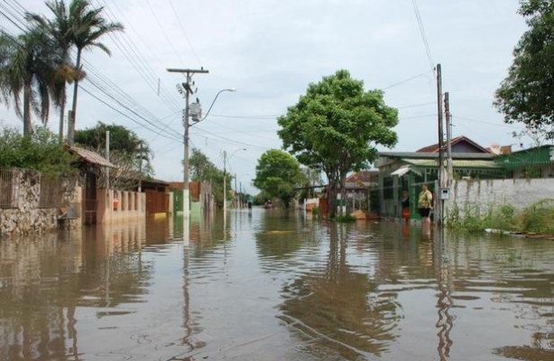 Ruas ficaram embaixo dgua em Porto Alegre