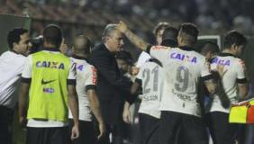 Jogadores do Corinthians comemoram a vitria sobre o Bahia