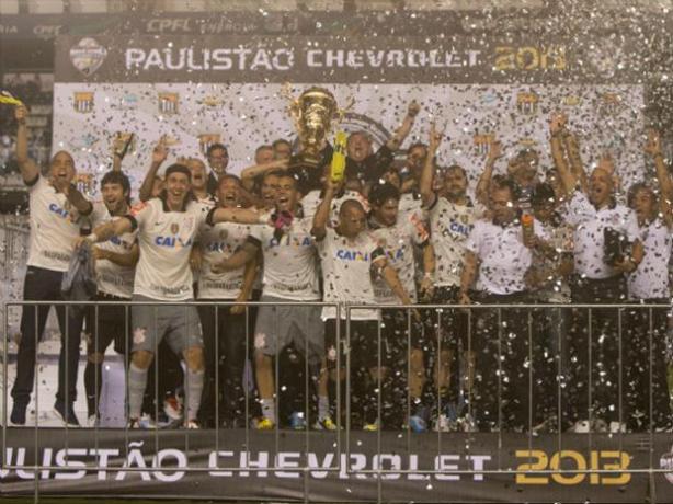 Em 2013, Corinthians ergueu a taa do Paulisto pela 27. vez e voltou a abrir vantagem
