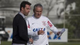 Tite conversa com o gerente Edu Gaspar durante treino do Corinthians