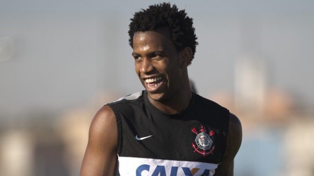 Gil chegou ao Corinthians em janeiro de 2013, oriundo do Valenciennes-FRA