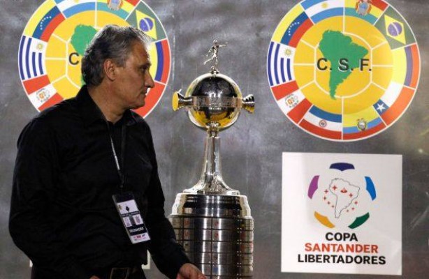 Tite ao lado da taa da Libertadores conquistada pelo Corinthians