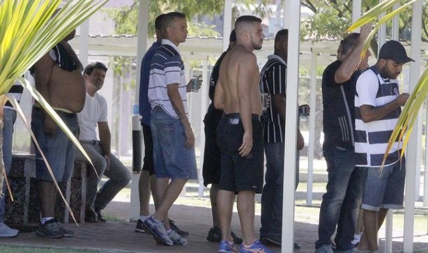 100 torcedores invadiram o CT do Corinthians