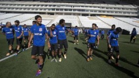 Jogadores do Corinthians entram em campo animados para primeiro treino da equipe
