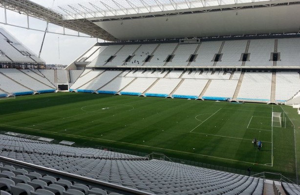 Instalao dos banners da FIFA na Arena Corinthians