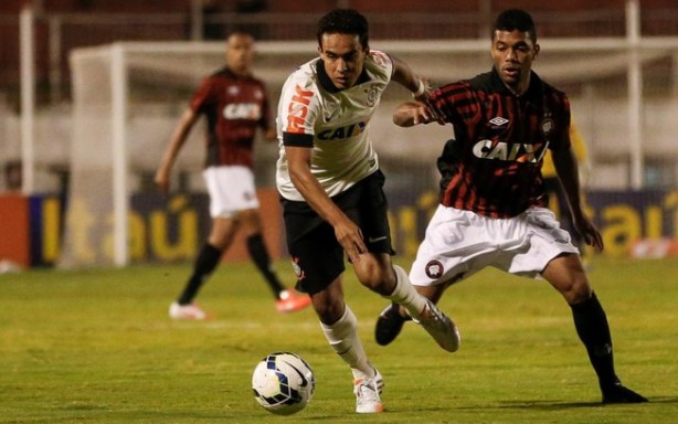 Jadson tenta fugir da marcao durante o confronto do Corinthians com o Atltico-PR