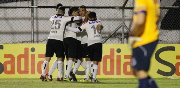 Jogadores do Corinthians abraam Guerrero aps gol do peruano sobre o Cruzeiro no Canind