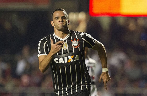 Renato Augusto comemora gol marcado contra o So Paulo