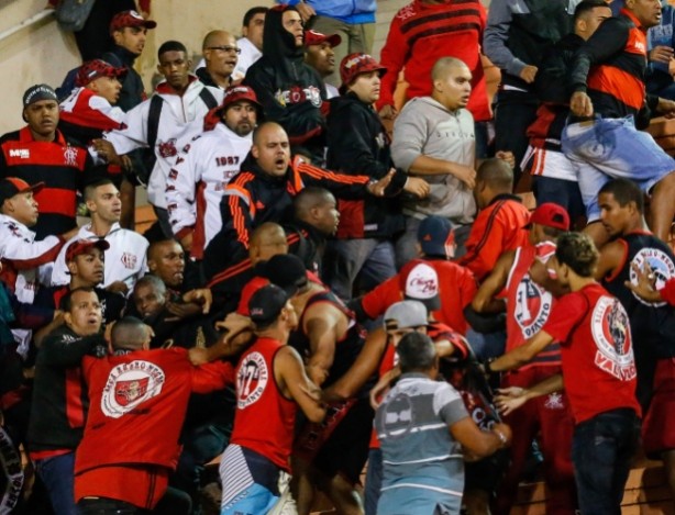 Torcedores do Flamengo brigam nas arquibancadas do Pacaembu durante o jogo contra o Corinthians