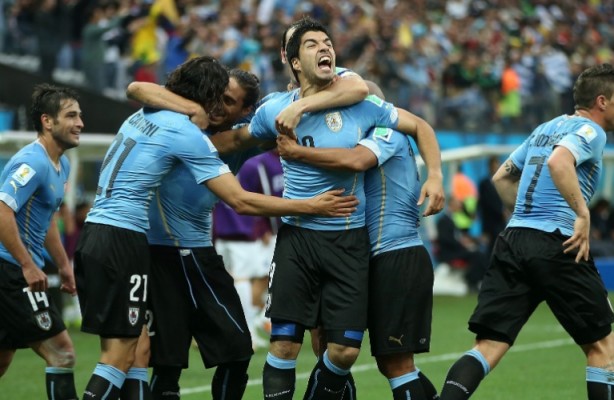 Lodeiro comemorando o gol do Uruguai