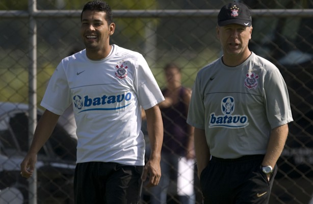 Andr Santos trabalhou com Mano Menezes em 2008 e 2009 no Corinthians