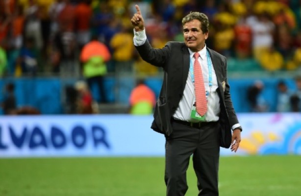 Jorge Luis Pinto cumprimenta a torcida aps a Costa Rica ser eliminada pela Holanda