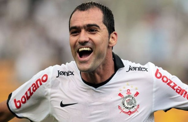Danilo pode ser titular no Corinthians contra o Coritiba