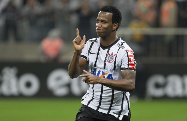 Gil elogiou reservas que comearam a partida contra o Palmeiras no clssico