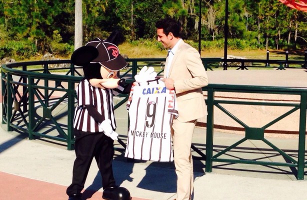 Mickey Mouse recebe a camisa do Corinthians