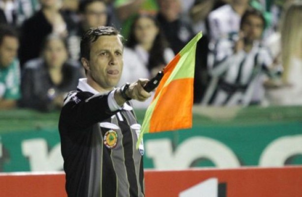 Emerson Augusto de Carvalho foi eleito o melhor assistente do Brasileiro