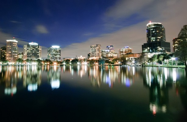 Vista noturna de Jacksonville, um dos destinos do Timo na Flrida