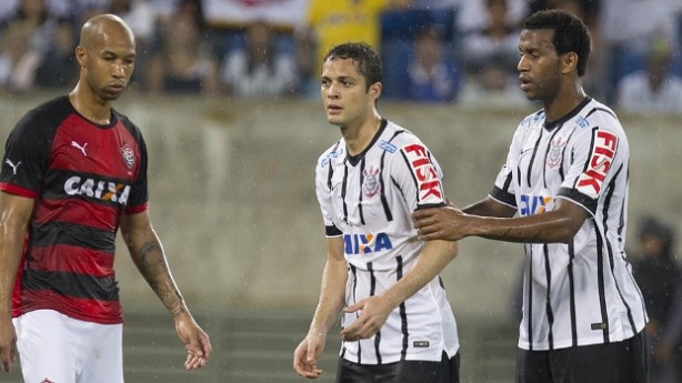 Anderson Martins (centro) durante o jogo entre Corinthians e Vitria