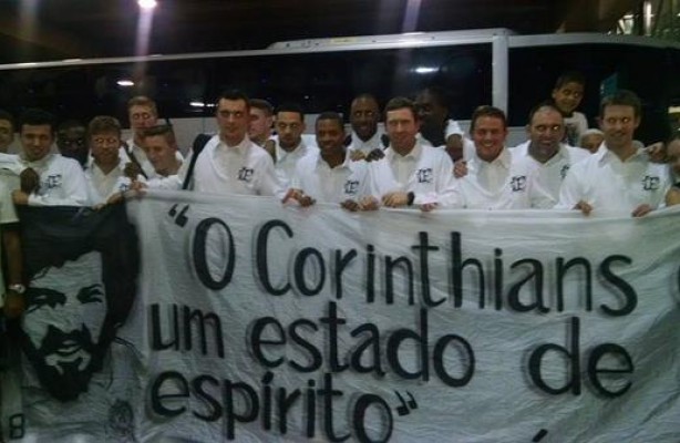 Corinthian-Casuals foi recepcionado pela Fiel em Guarulhos